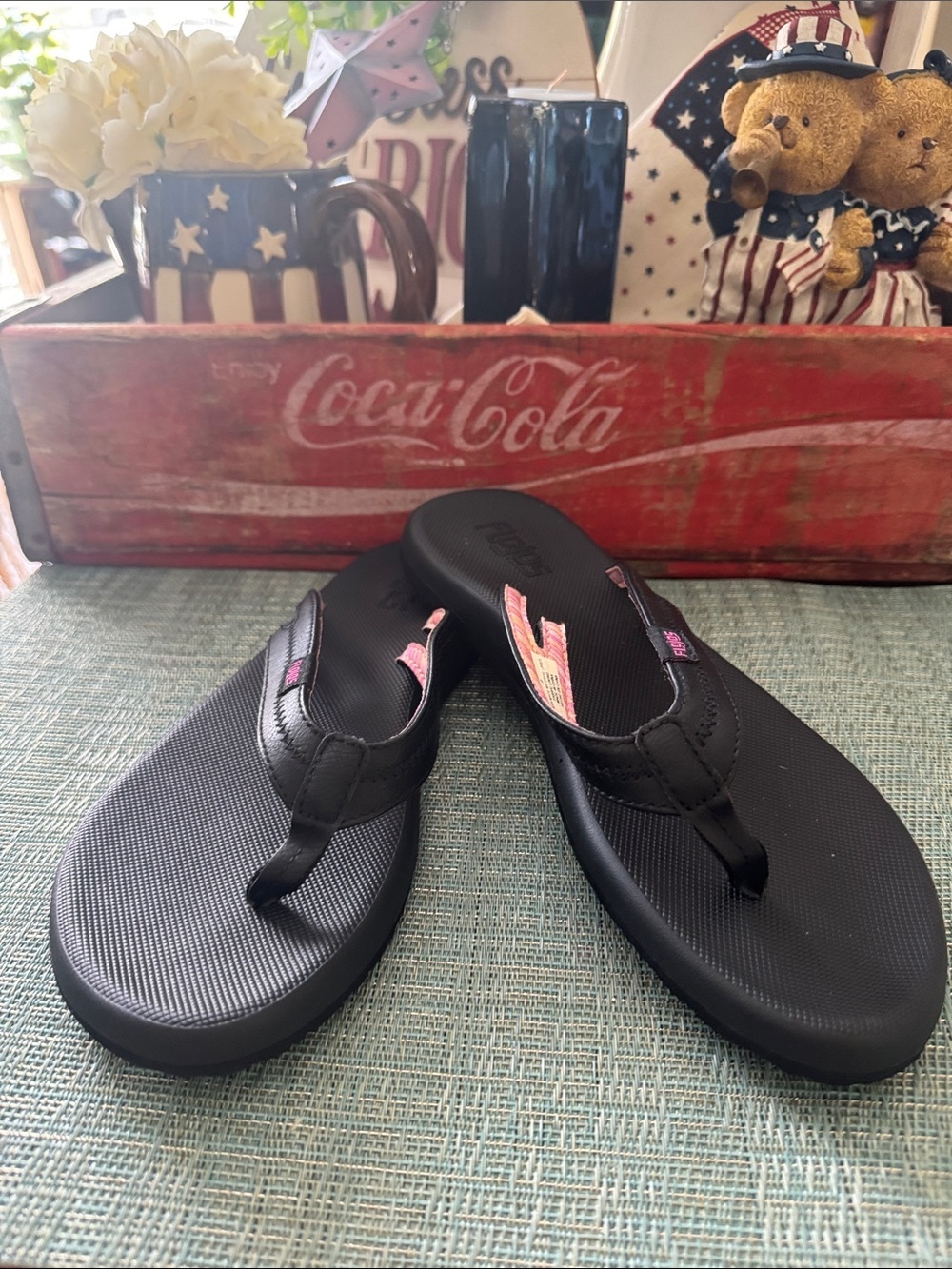 *NWOT* FLOJOS JOSIE FLIP FLOP SANDALS. BLACK/PINK. WOMEN’S SIZE: 9